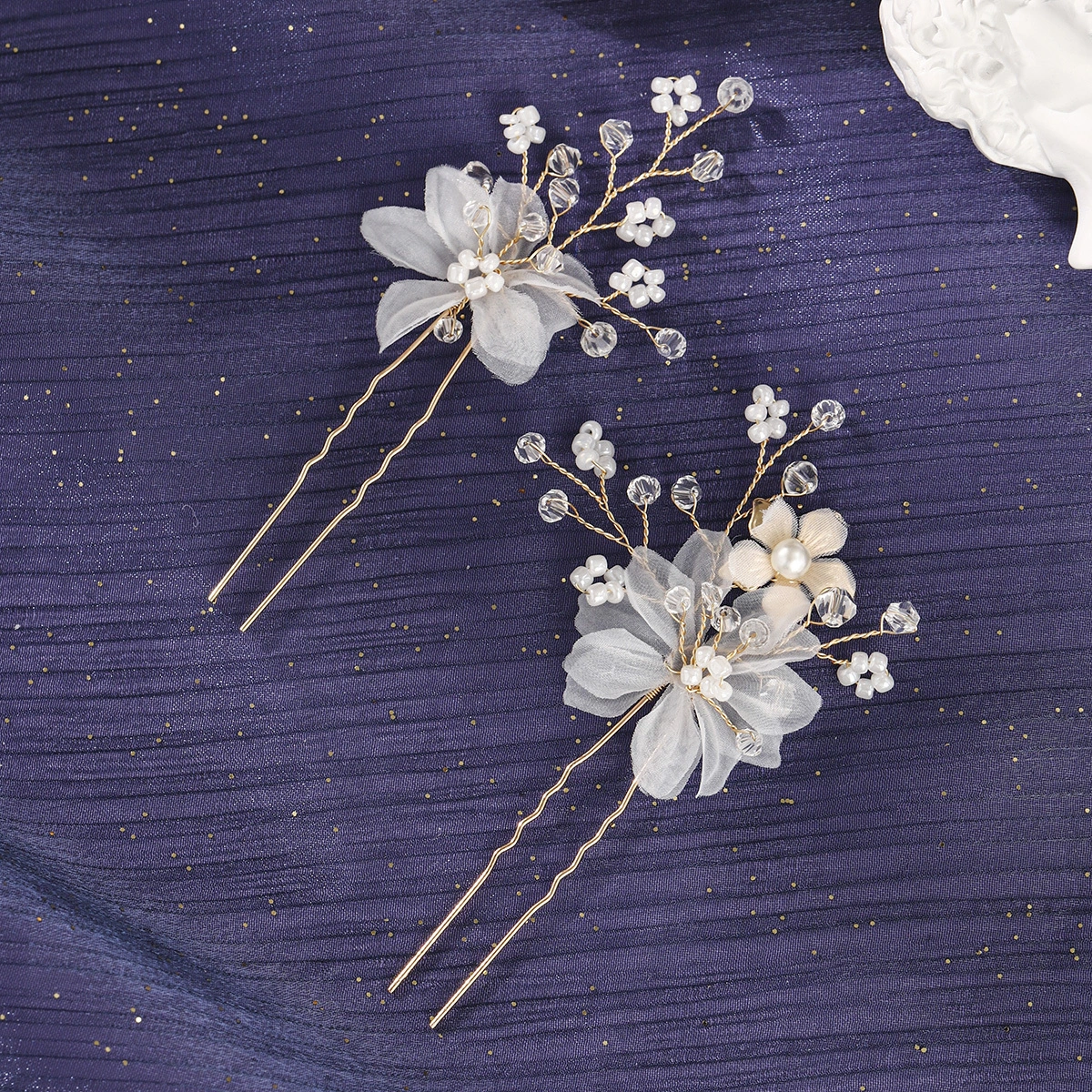 Tocado recogido de novia estilo bosque, exquisitos pasadores de pelo de flores de tul hechos a mano. 1