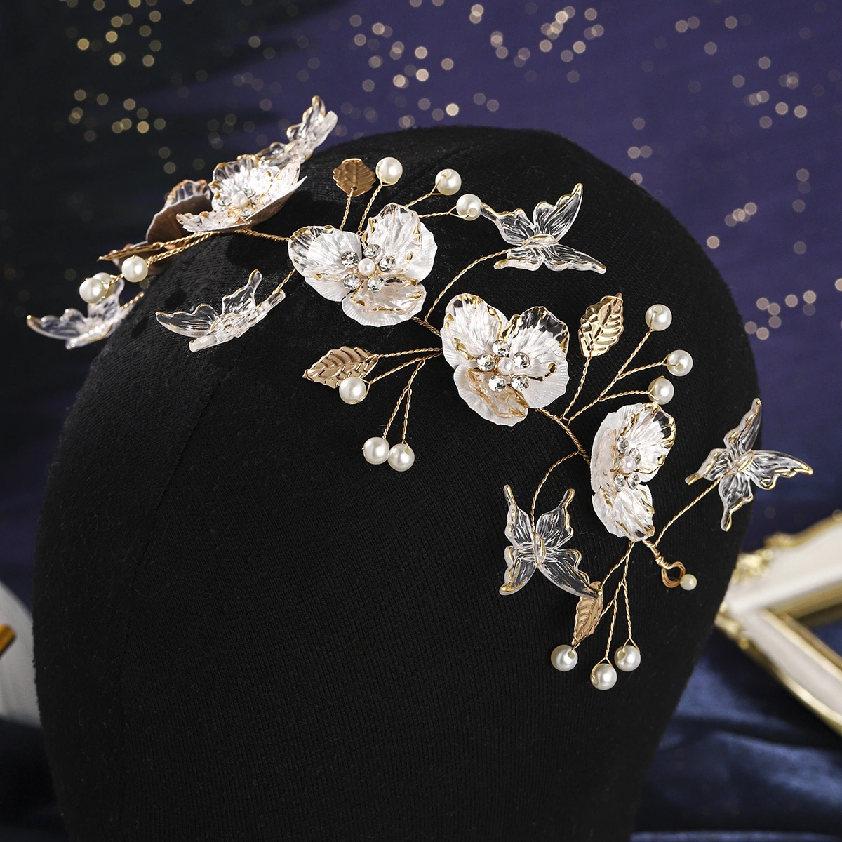 Diadema estilo bosque retro con mariposa, perlas, flores y hojas. Exquisita pieza nupcial para bodas y fiestas. 1