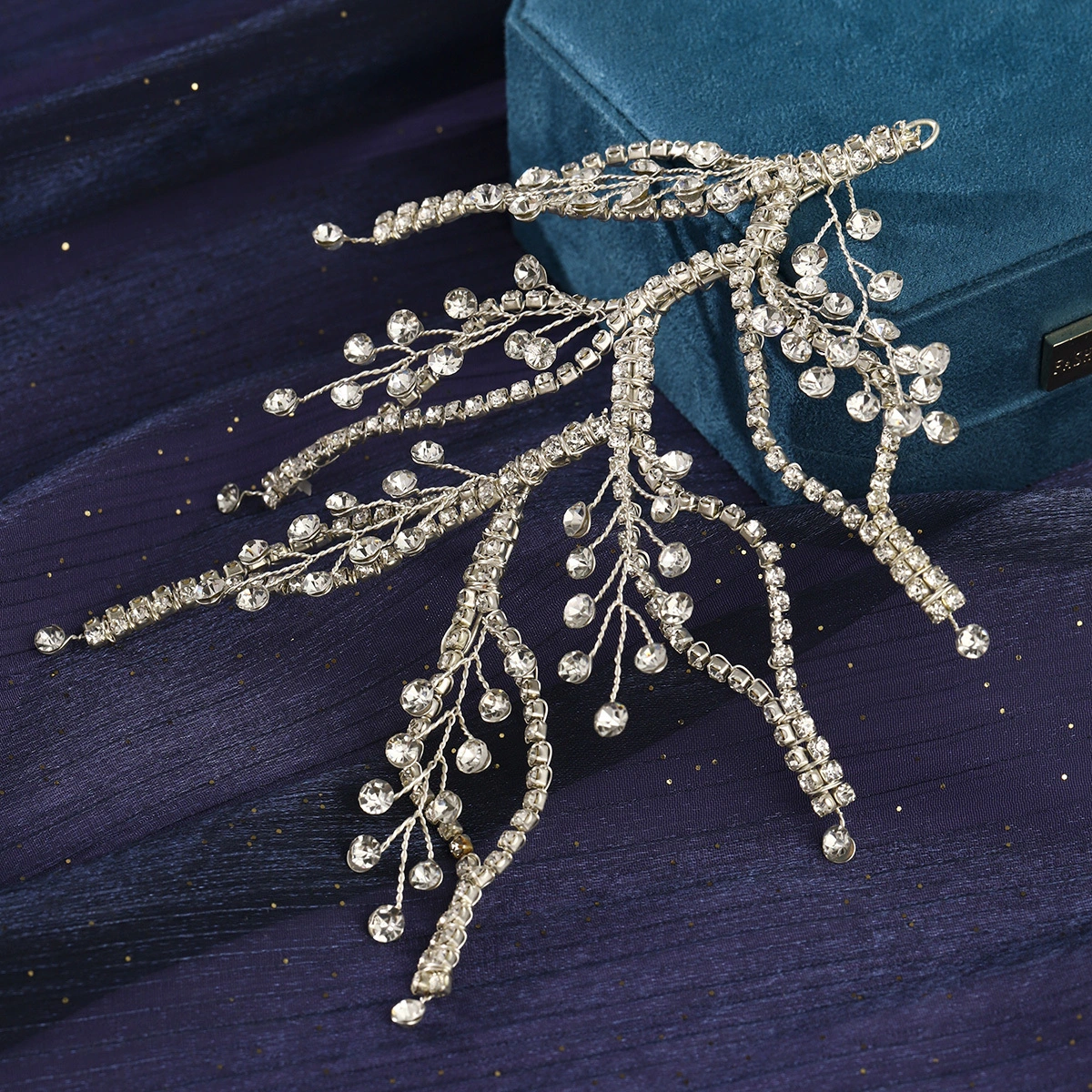 Exquisita diadema con hojas, adornada con pedrería, un lujoso accesorio para el cabello de novia. Elegante joyería femenina. 1