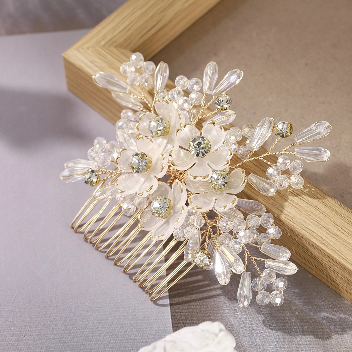 Exquisito peine para el cabello hecho a mano con flores de cristal y cuentas, ideal para bodas, banquetes y fiestas. 1