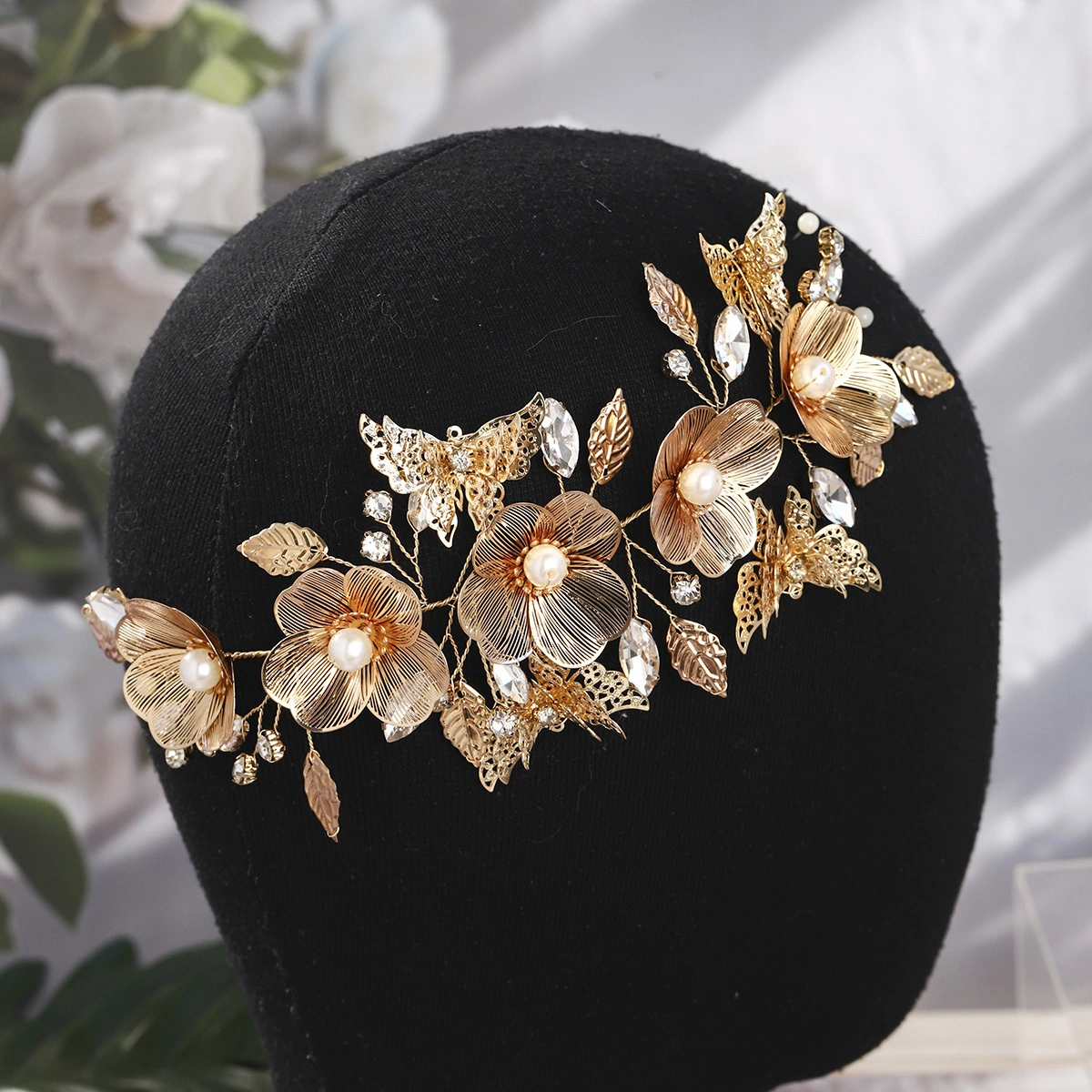 Diadema retro dorada con mariposa, exquisita diadema de aleación con flores, hojas y perlas, elegante tocado nupcial para bodas 1