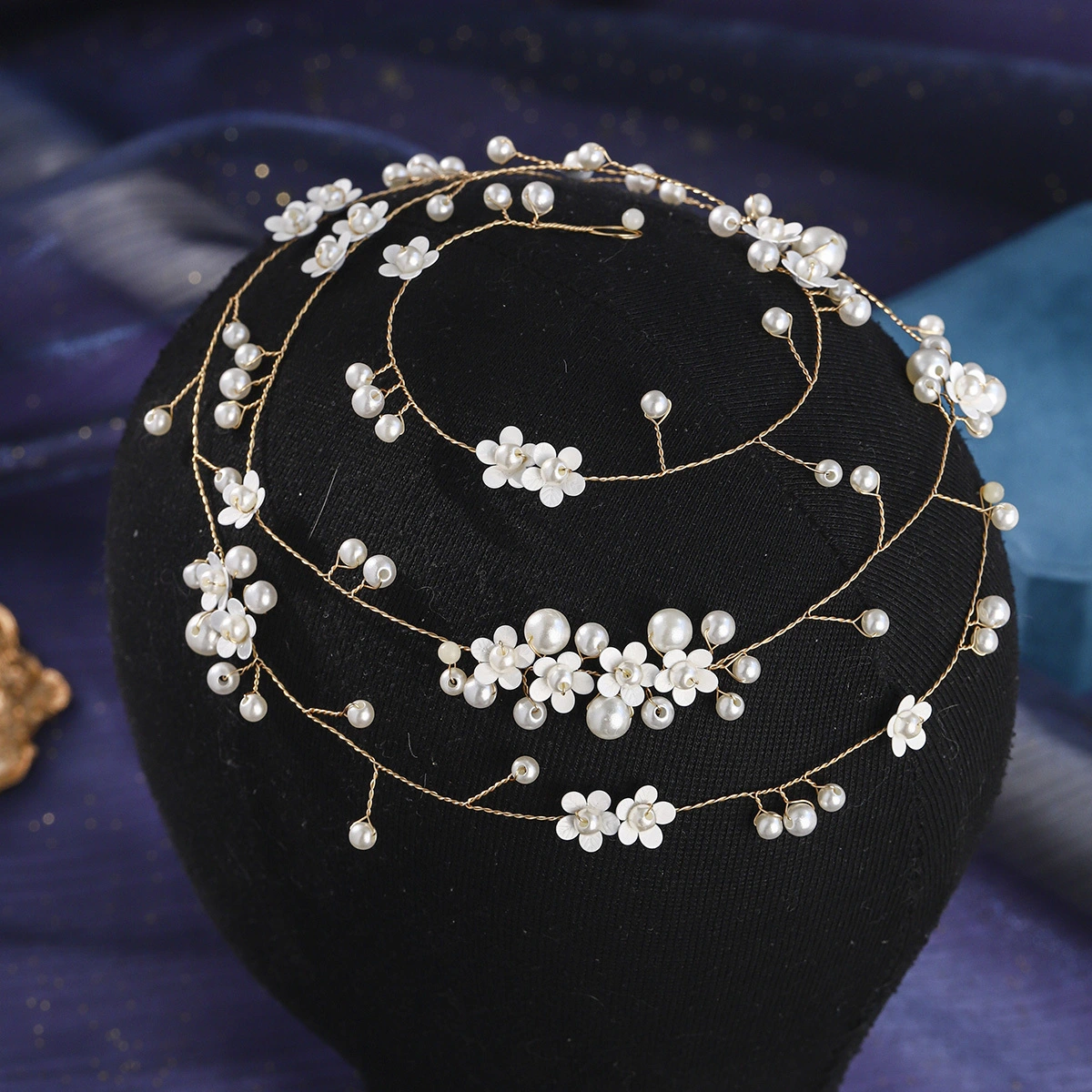 Exquisita diadema artesanal de cadena suave con delicada flor de perla, ideal para novias y bodas. 1