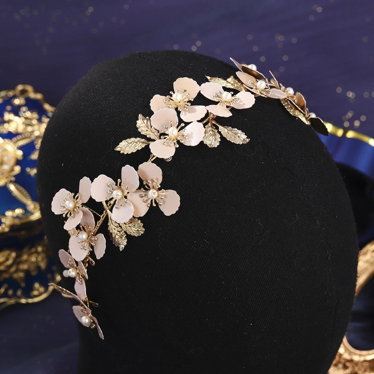 Diadema nupcial europea-americana con flores, hojas y perlas de metal, exquisita pieza artesanal 1