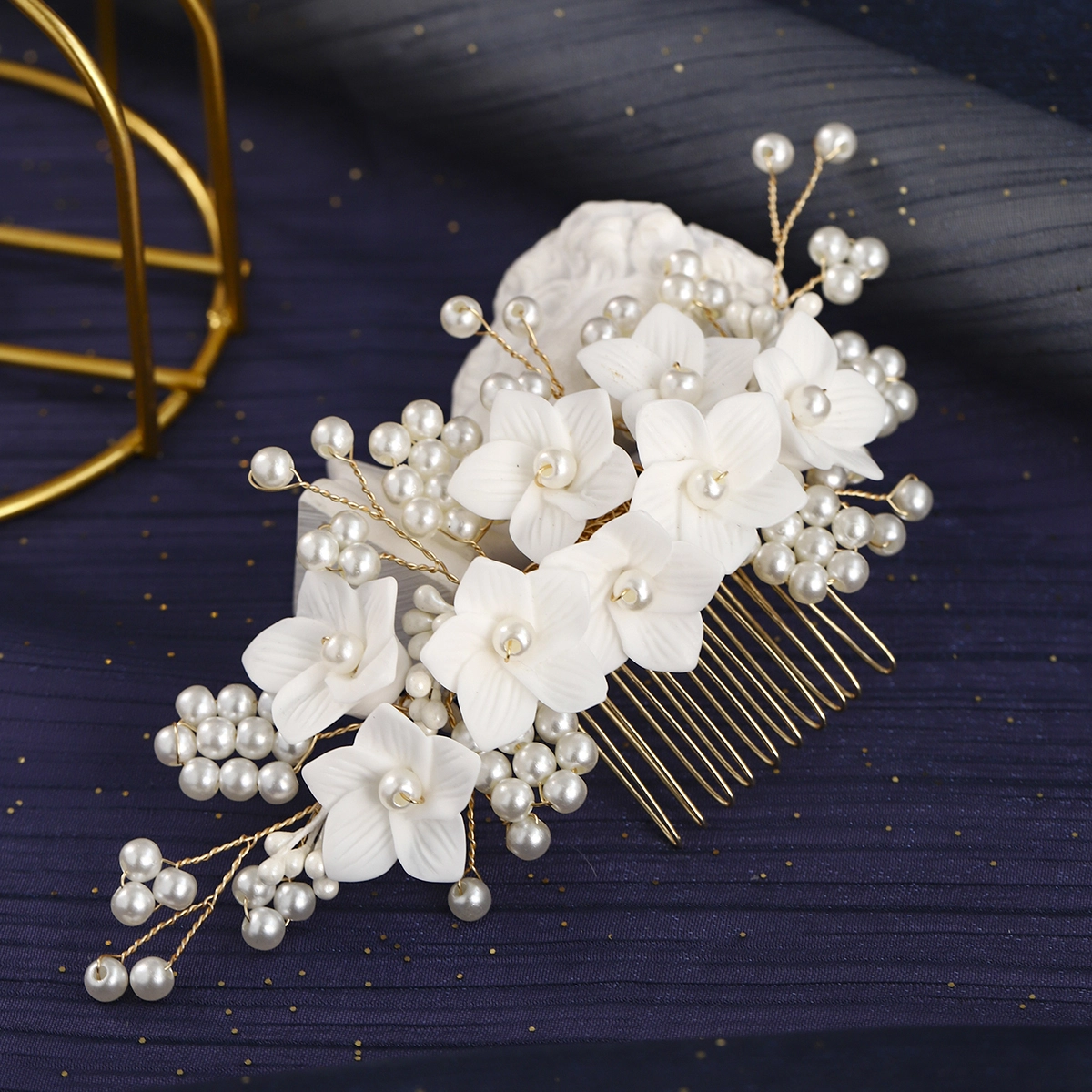 Elegante peineta floral nupcial hecha a mano en cerámica, ideal para peinados recogidos en bodas y banquetes. 1