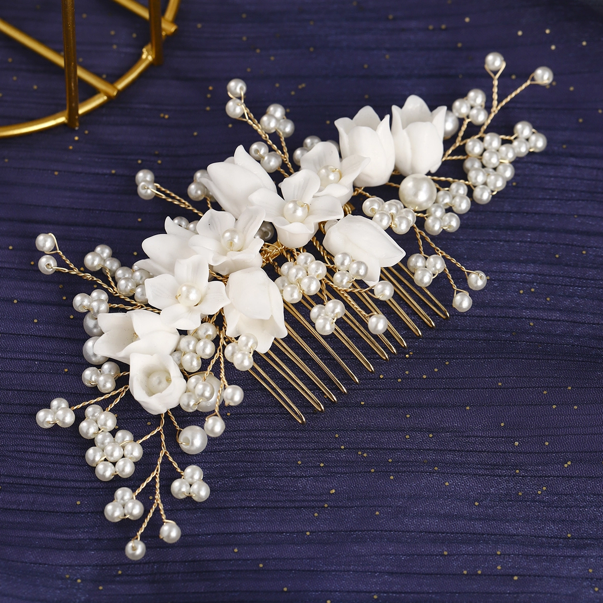 Peineta nupcial de cerámica blanca con diseño floral y perlas, hecha a mano. 1