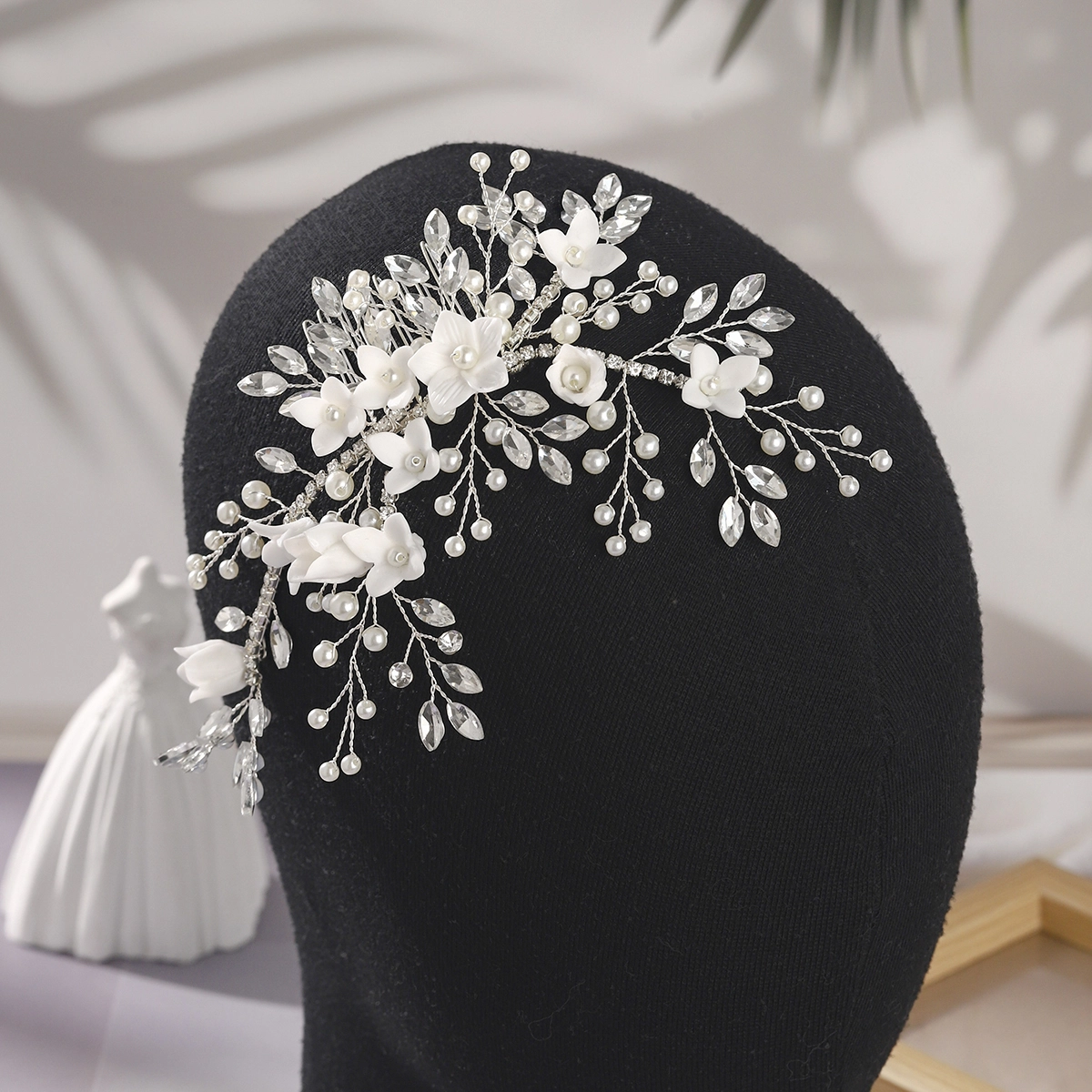 Exquisito peine artesanal con perlas y diamantes de imitación, ideal para el cabello en bodas, fiestas y eventos. 1