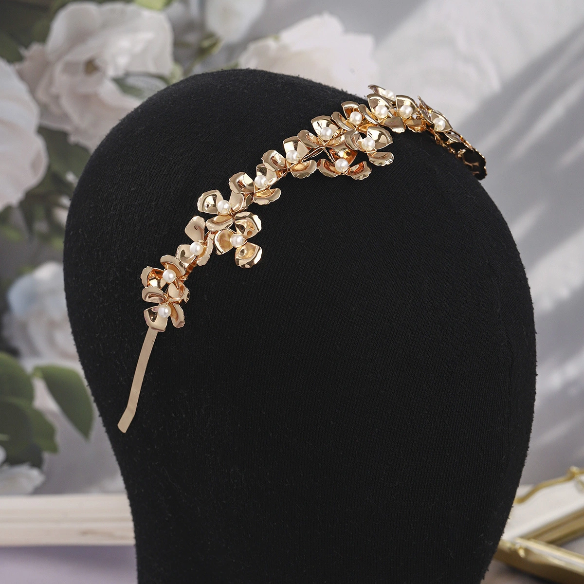 Exquisita y versátil diadema de flores de metal doradas, accesorio diario de moda para mujer, tocado nupcial para boda. 1