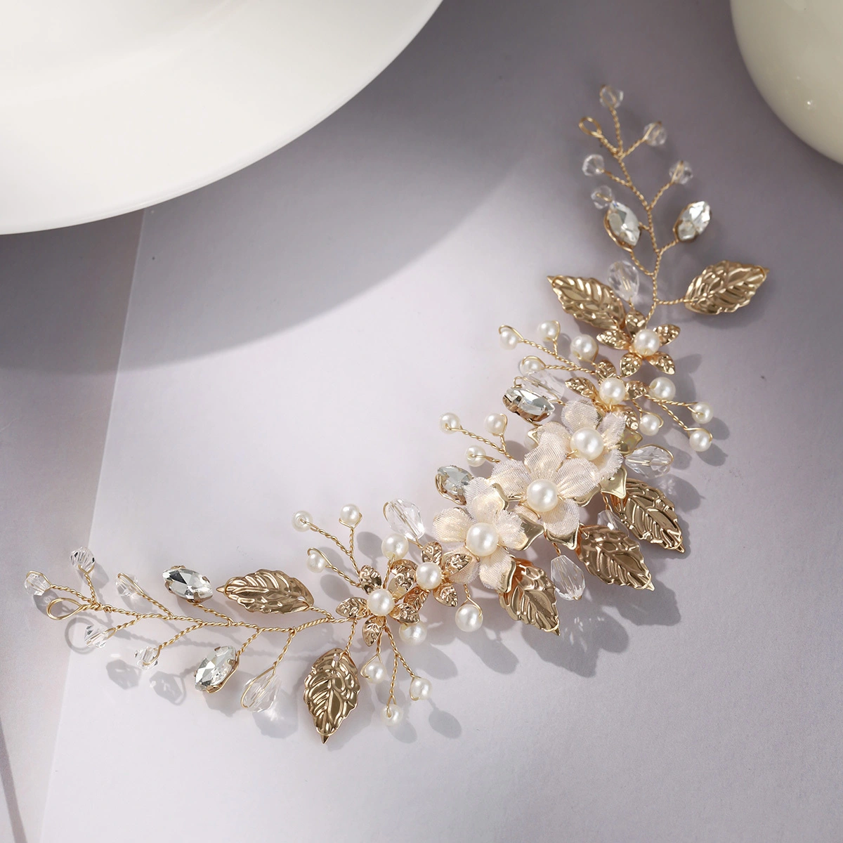 Tocado de novia para boda, tocado de metal con flores y hojas, elegante accesorio para mujer para fiestas, bailes y uso diario. 1