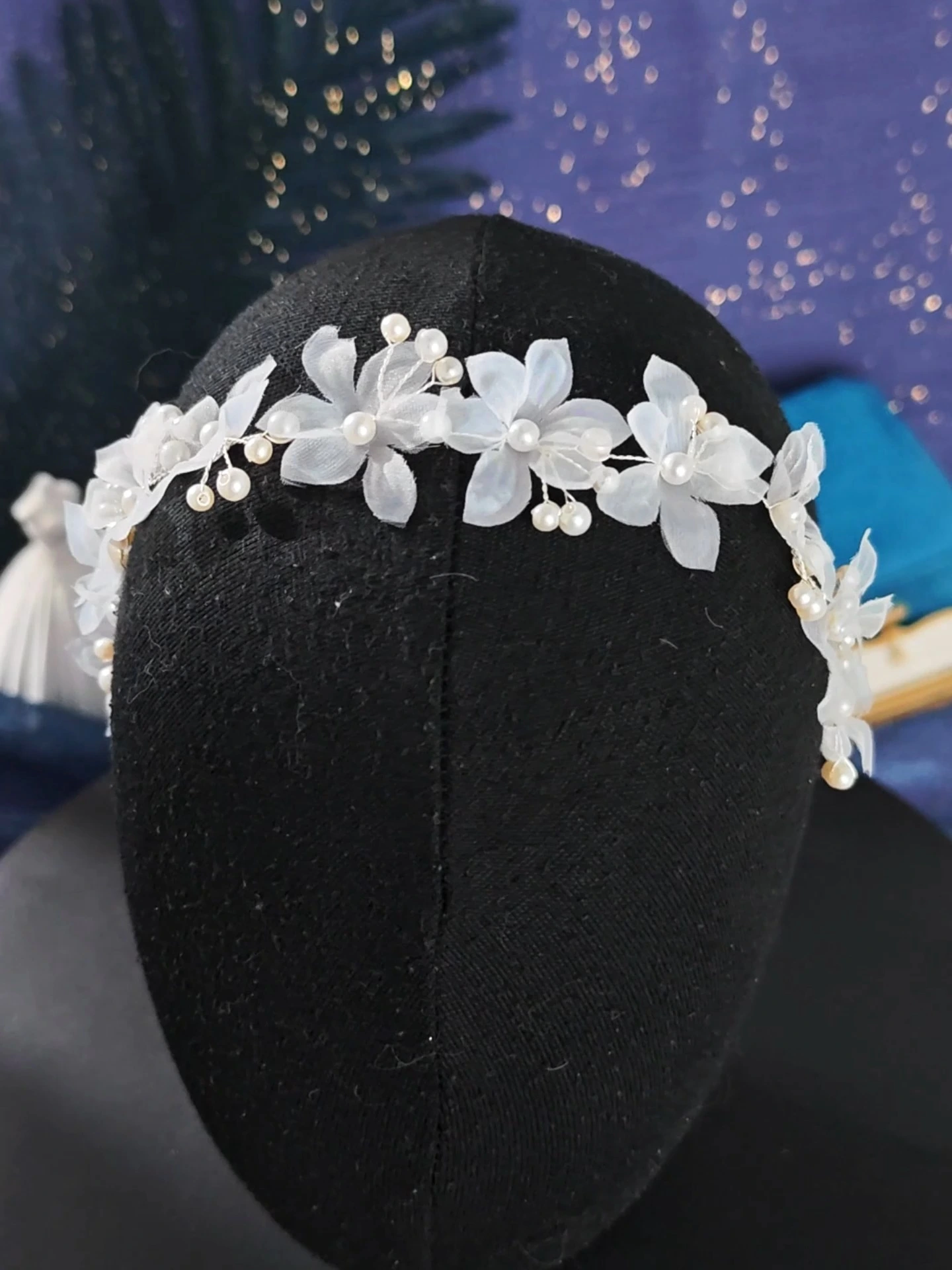 Diadema de novia de tul con flores y perlas, accesorio minimalista y versátil hecho a mano. 1