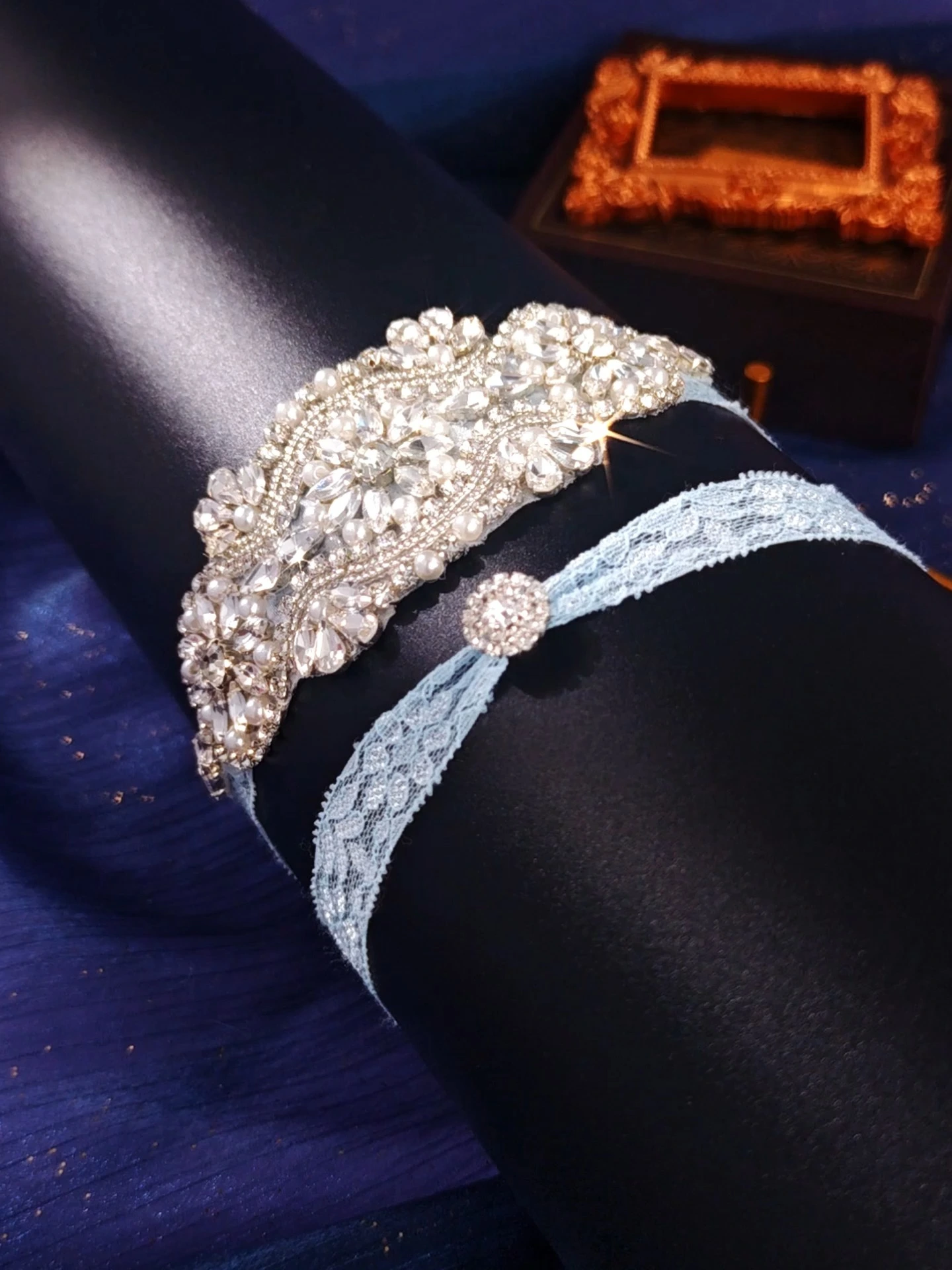 Exquisito liguero nupcial hecho a mano adornado con diamantes de imitación, accesorios, banda elástica sexy para el muslo 1