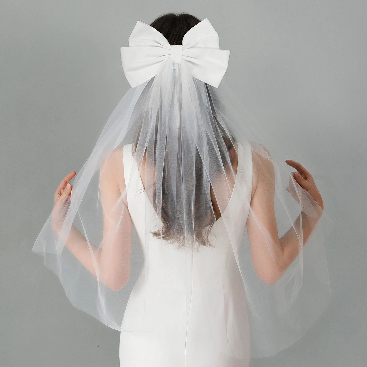 Velo de novia clásico blanco de doble capa con lazo, elegante tocado de joyería para mujer. 1