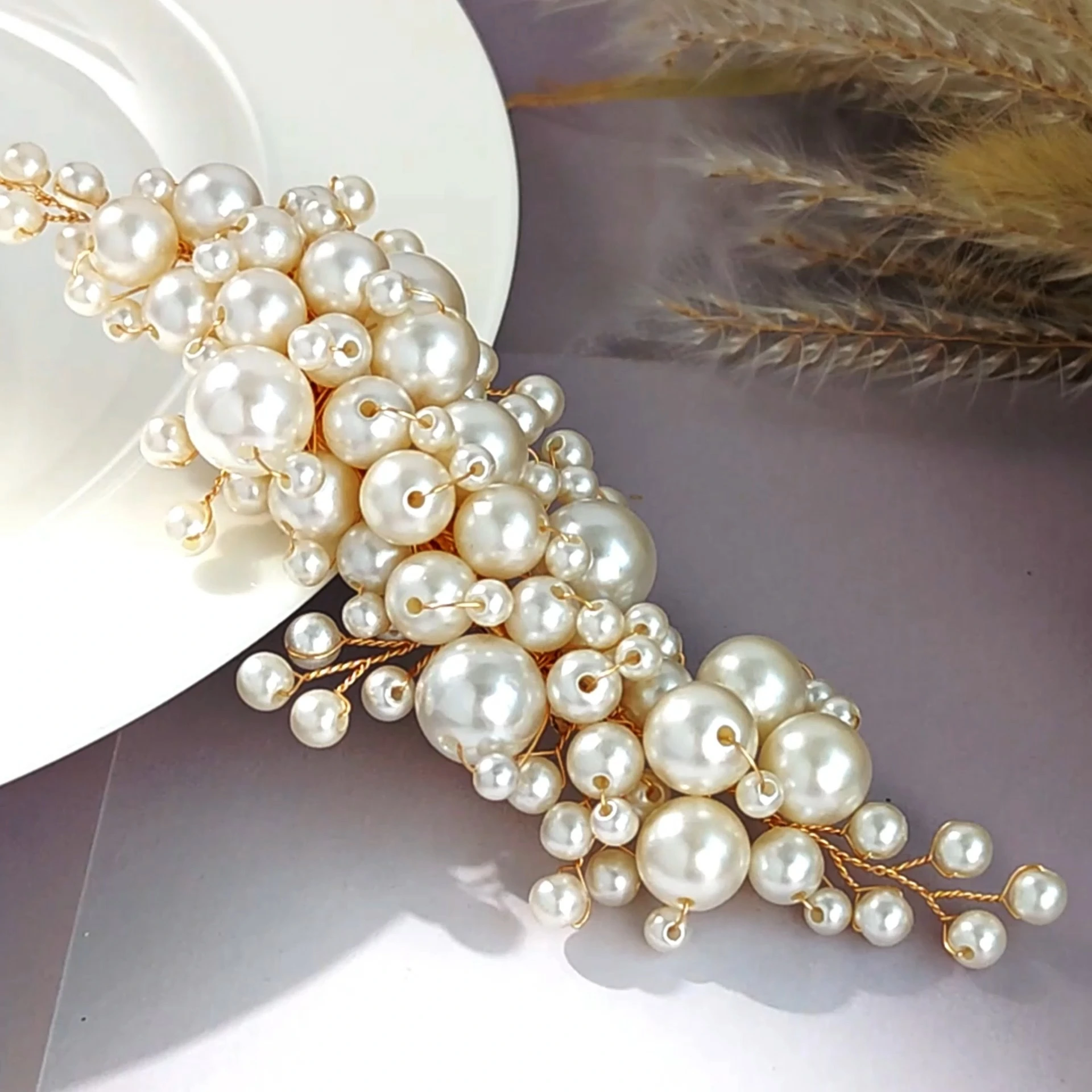 Exquisitas pinzas para el cabello con perlas hechas a mano, elegantes pinzas para el cabello laterales para tocado de novia o boda. 1