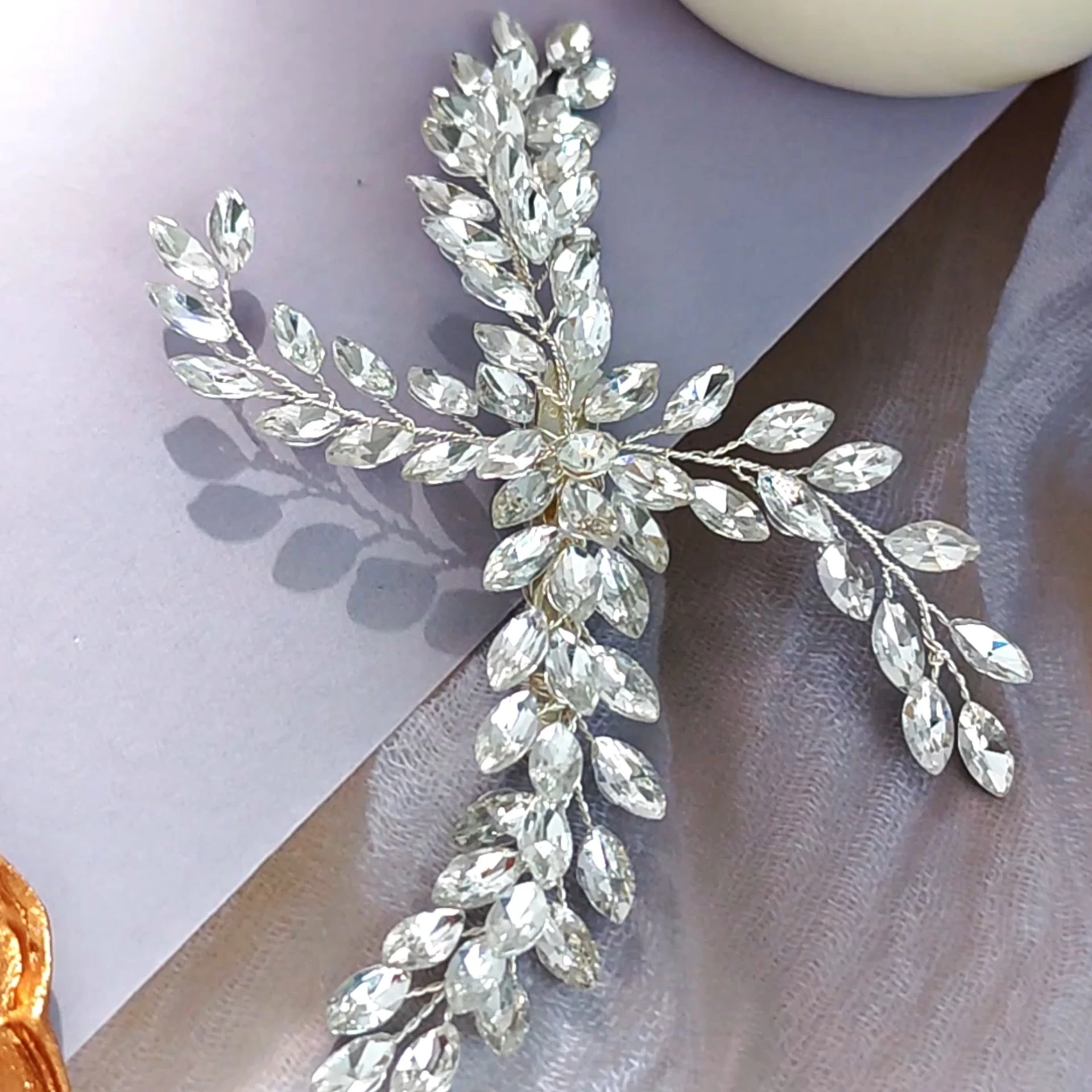 Pinzas para el cabello de novia estilo bosque vintage hechas a mano con exquisitos diamantes de imitación brillantes y forma de rama de pico de pato. 1