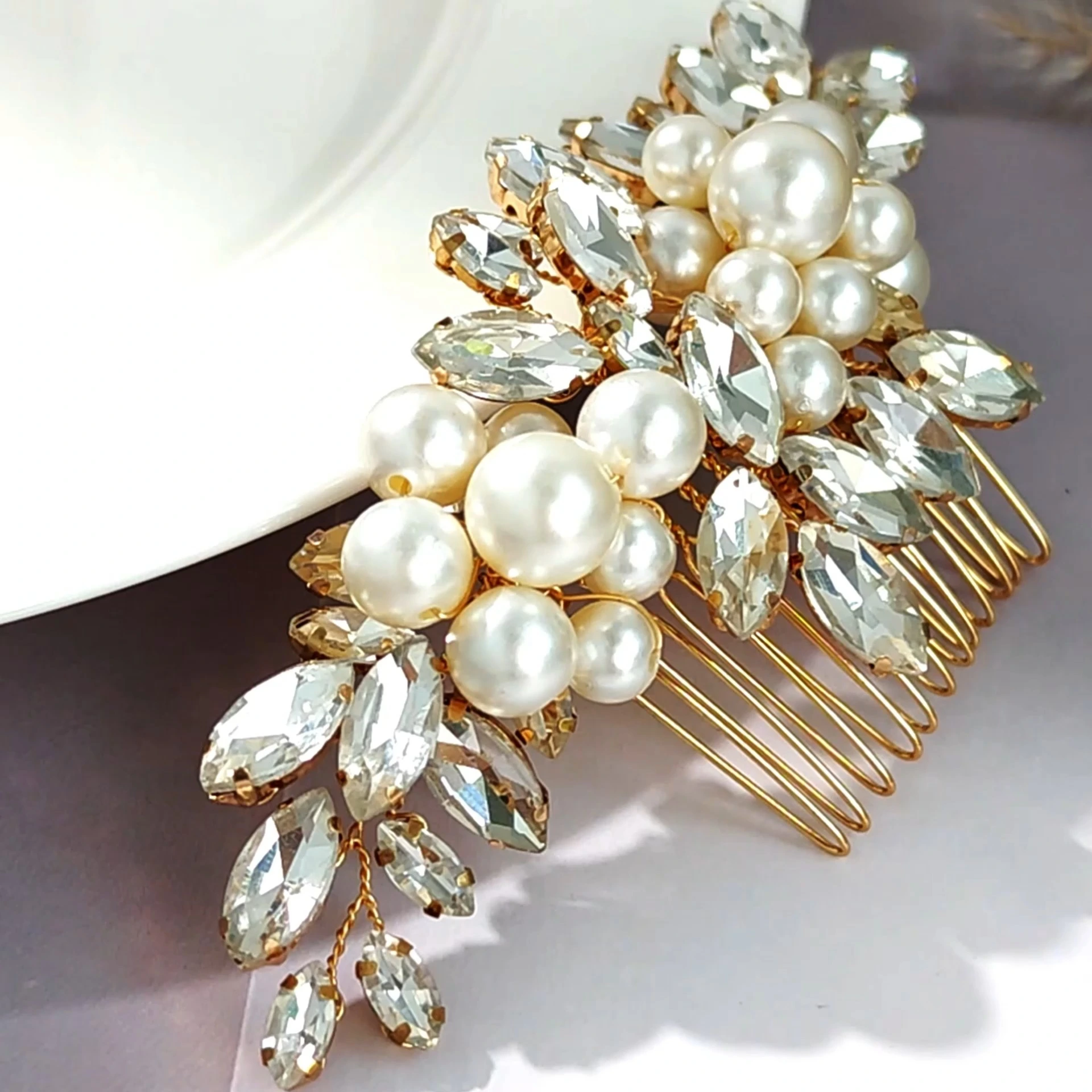 Delicados peines para el cabello hechos a mano con perlas de imitación, tocados para novias, peines ligeros de lujo con diamantes de imitación. 1