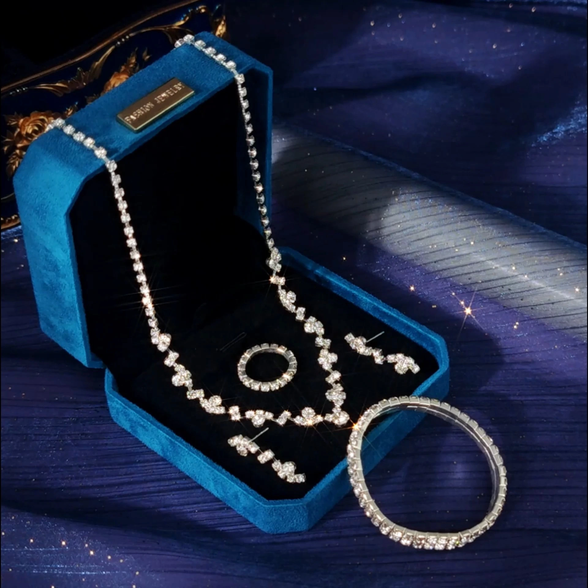 Conjunto de joyas de lujo con brillantes diamantes de imitación, collar, pendientes, anillo y pulsera, elegantes accesorios diarios para mujer. 1