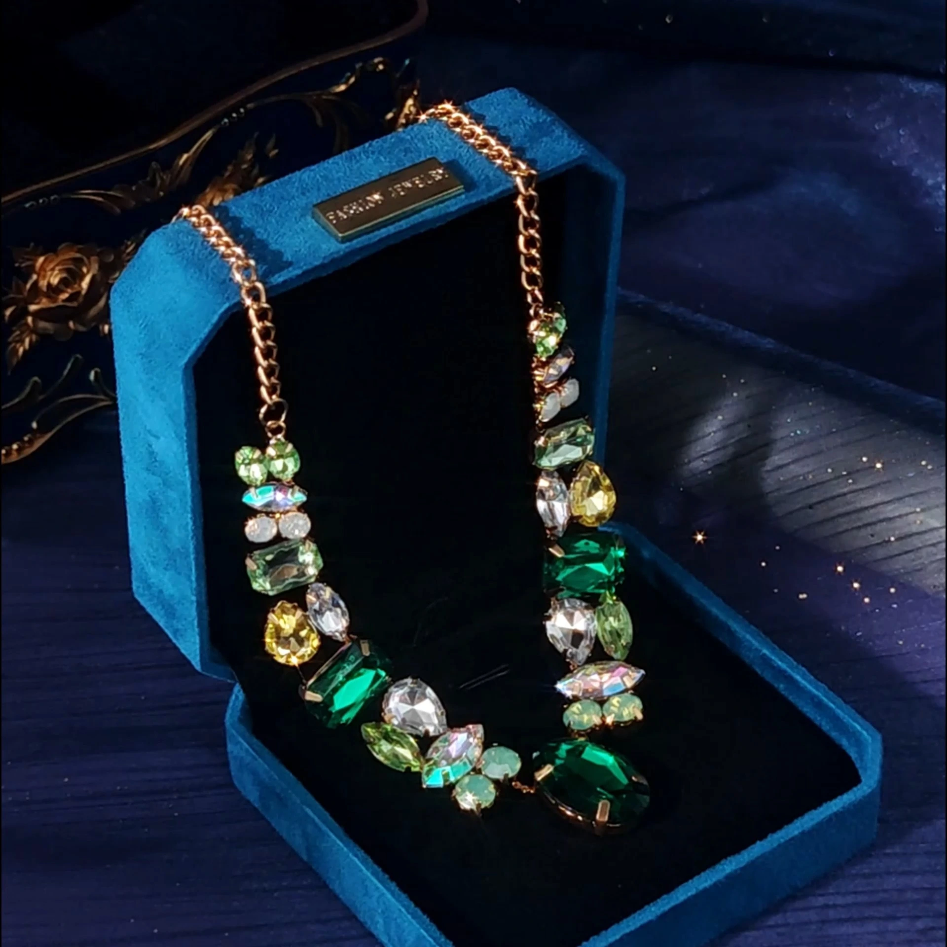 Exquisito collar de diamantes de imitación verdes, versátil collar para mujer, elegante accesorio nupcial para bodas. 1