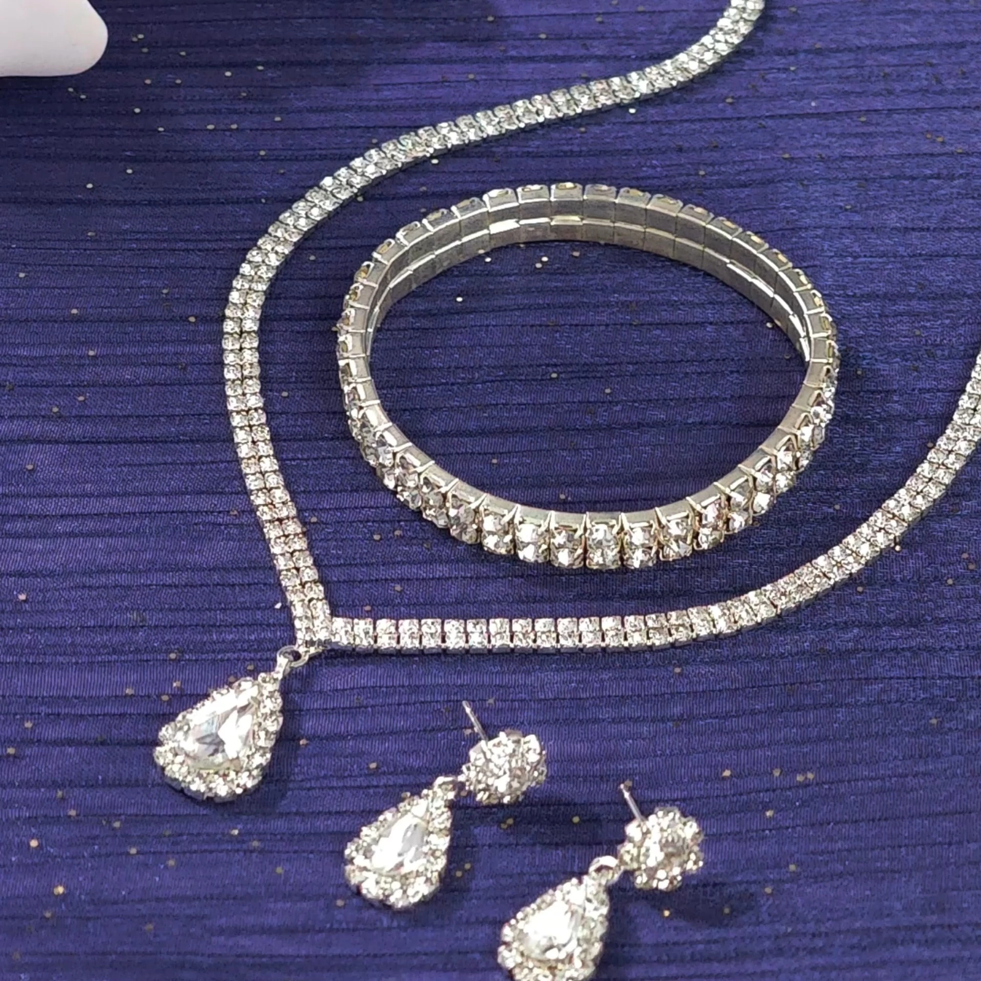 Conjunto de collar, pendientes y pulsera con brillantes diamantes de imitación, joyería nupcial, exquisitos accesorios diarios para mujer. 1