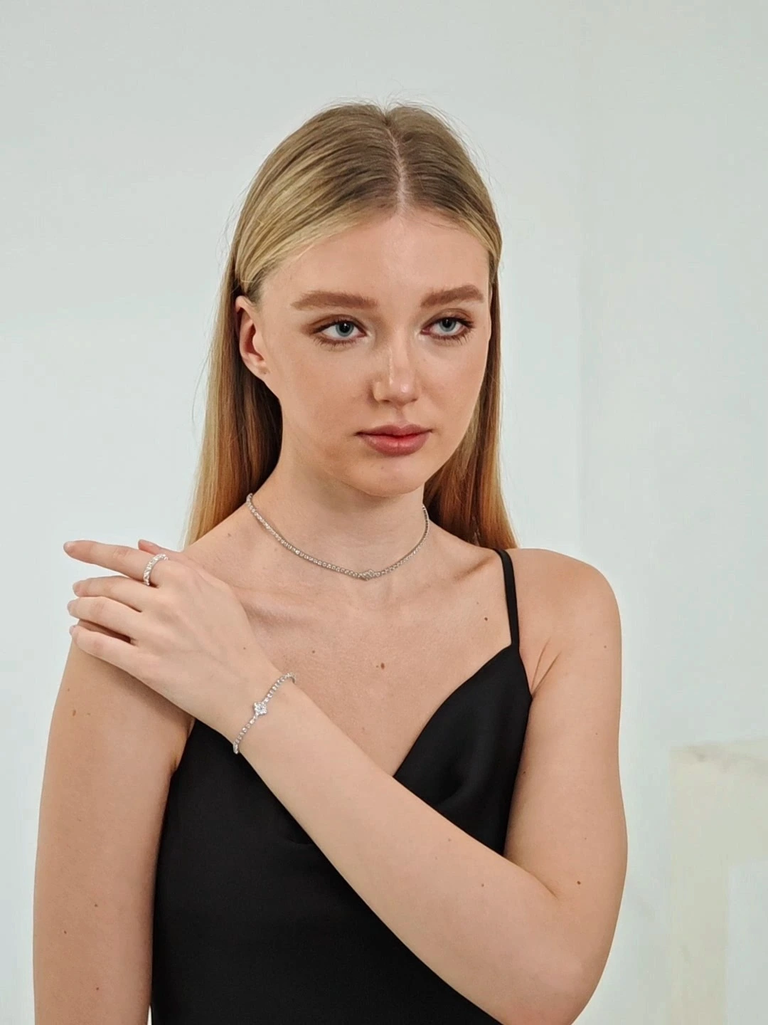 Conjunto de collar, pendientes y pulsera con diseño geométrico simple y brillantes de diamantes de imitación, elegante conjunto de joyería diaria para mujer. 1