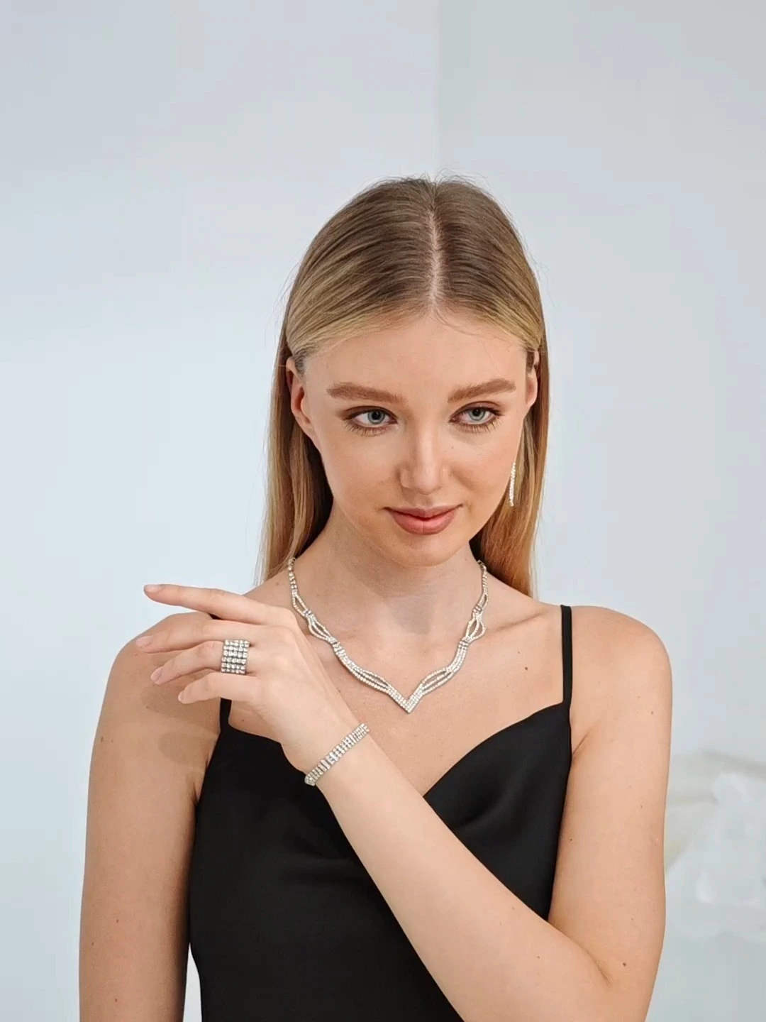 Conjunto de collar, pendientes, pulsera y anillo con diamantes de imitación geométricos multicapa para mujer, joyería para banquete de boda y fiesta. 1