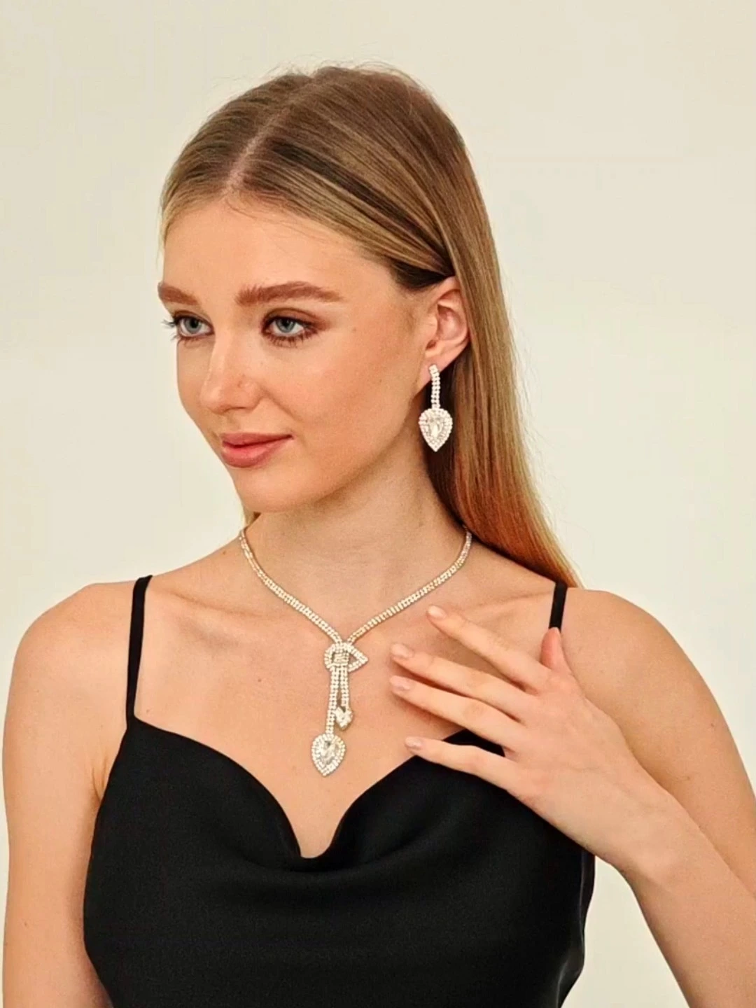 Nuevo conjunto de joyería nupcial con diseño geométrico de moda, collar y pendientes con colgante de gota de agua clásico y versátil. 1