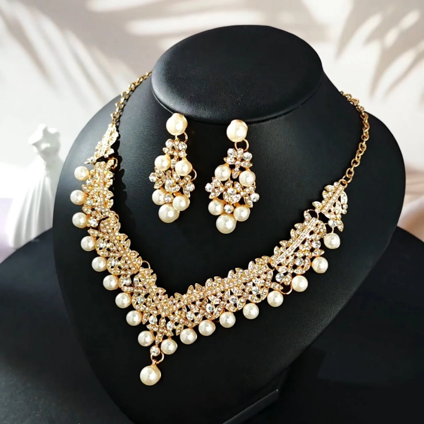 Conjunto de collar y pendientes de diamantes de imitación de lujo y ligeros, accesorios de boda para novias, conjunto de joyería de moda para fiestas navideñas. 1
