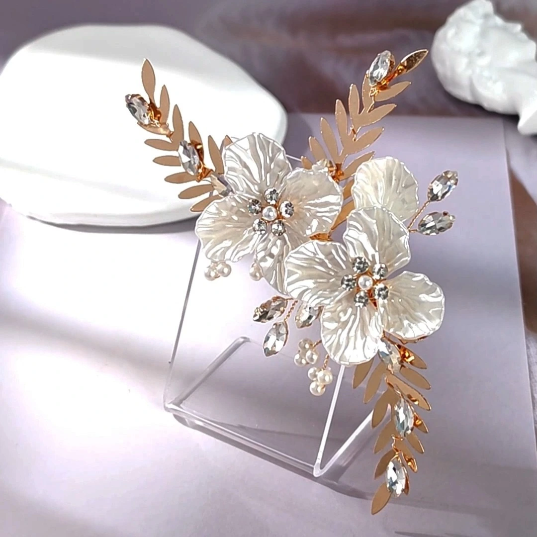 Delicado accesorio para el cabello con flores de cristal hecho a mano, pinzas para el cabello con flores blancas para una cita nupcial nocturna y looks elegantes diarios. 1