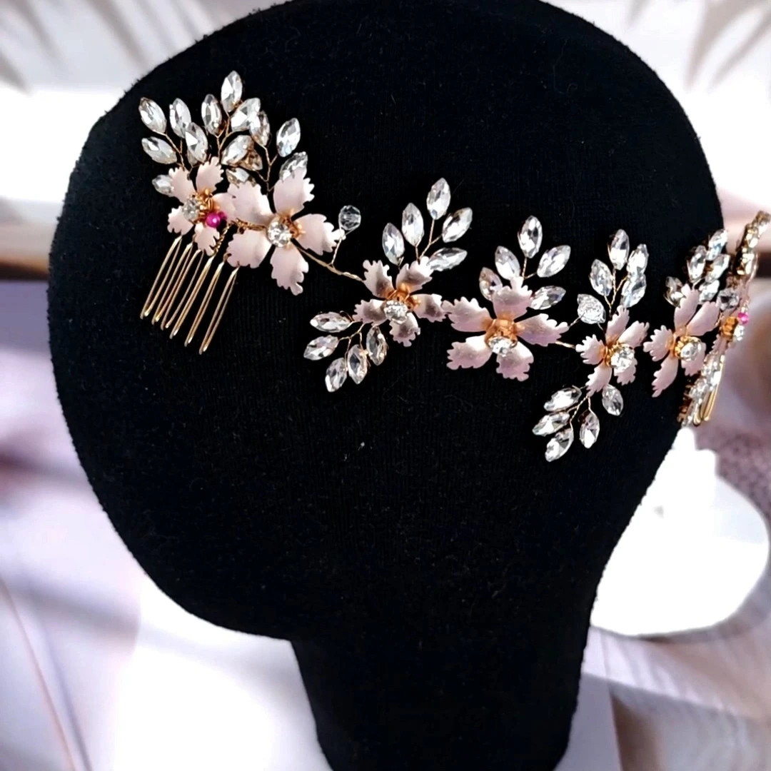Peineta nupcial de metal dorado con flores y cristales brillantes para bodas y ocasiones especiales. 1