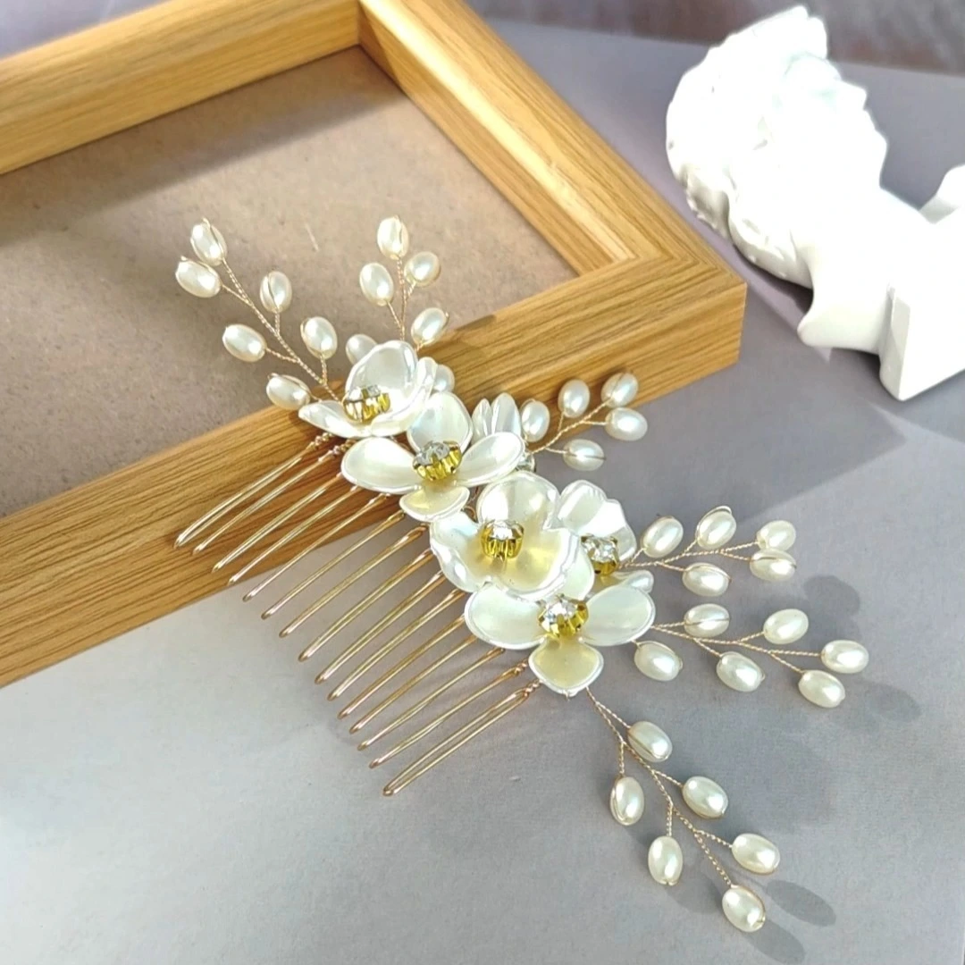 Tocado de pelo con cuentas hecho a mano con flores acrílicas blancas sencillas y elegantes para mujer 1