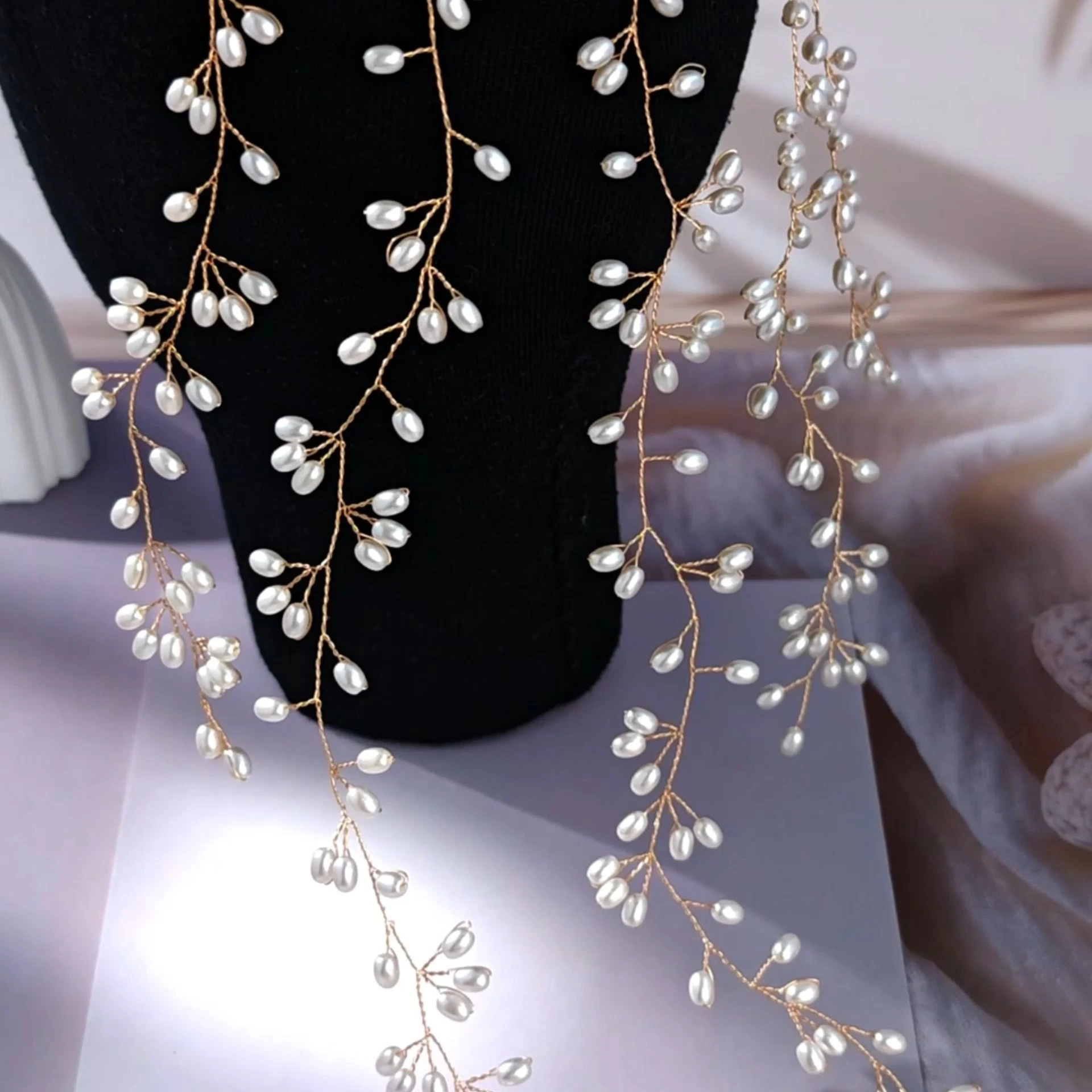 Tocado de borlas con guirnalda de enredadera de perlas simple, accesorio para el cabello de novia hecho a mano, versátil y de moda. 1