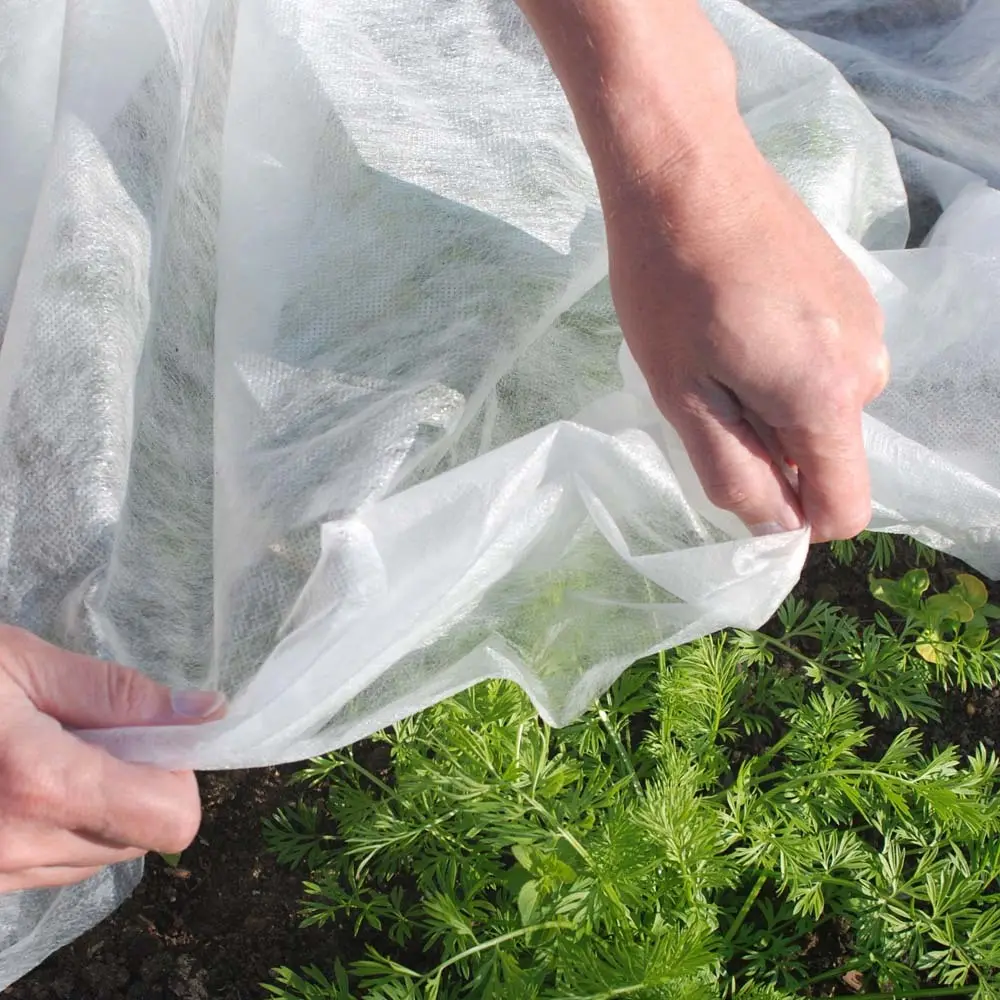 La planta no tejida blanca respirable ligera de la tela del jardín cubre el paño de la helada de la protección del invierno 1
