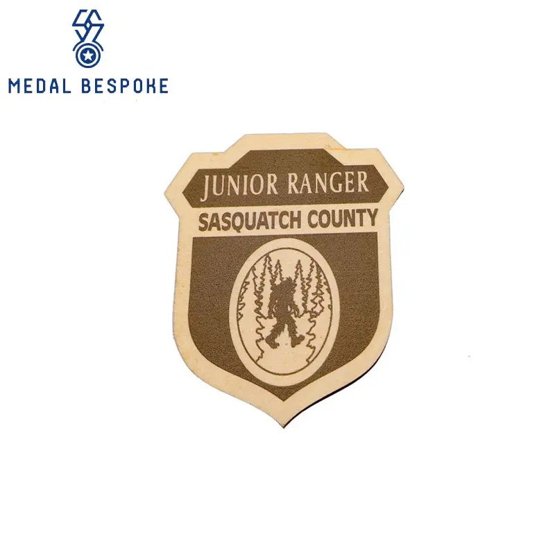 Il fascino dei badge in legno: un tocco unico per il tuo stile 1