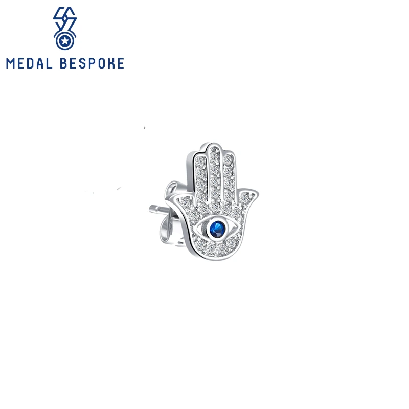Orecchini personalizzati a forma di mano tempestati di diamanti: medaglia su misura 1