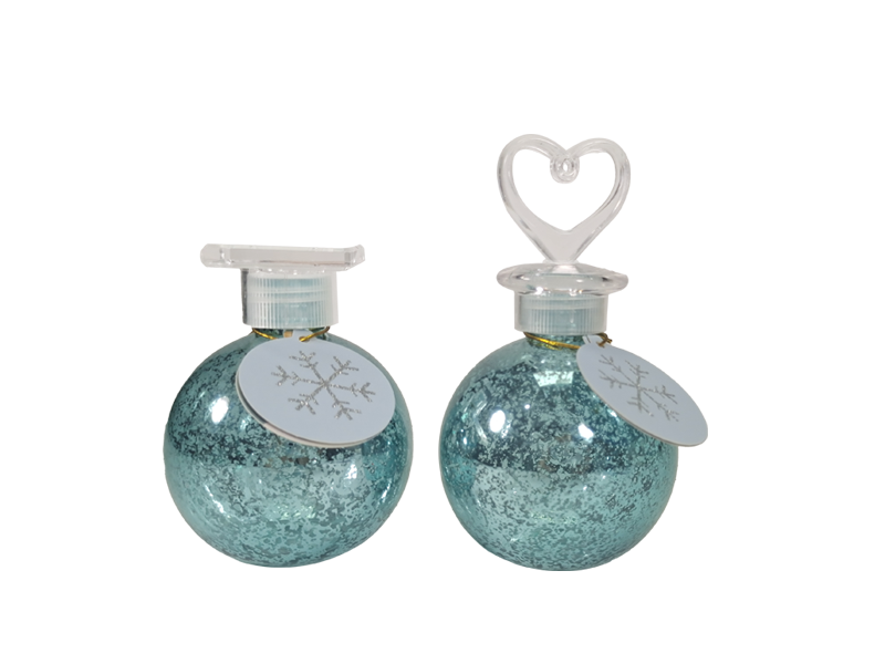 Handseifenkollektion in Form von Weihnachtskugeln. Festlich duftende Handwäsche – Lily Bath 9