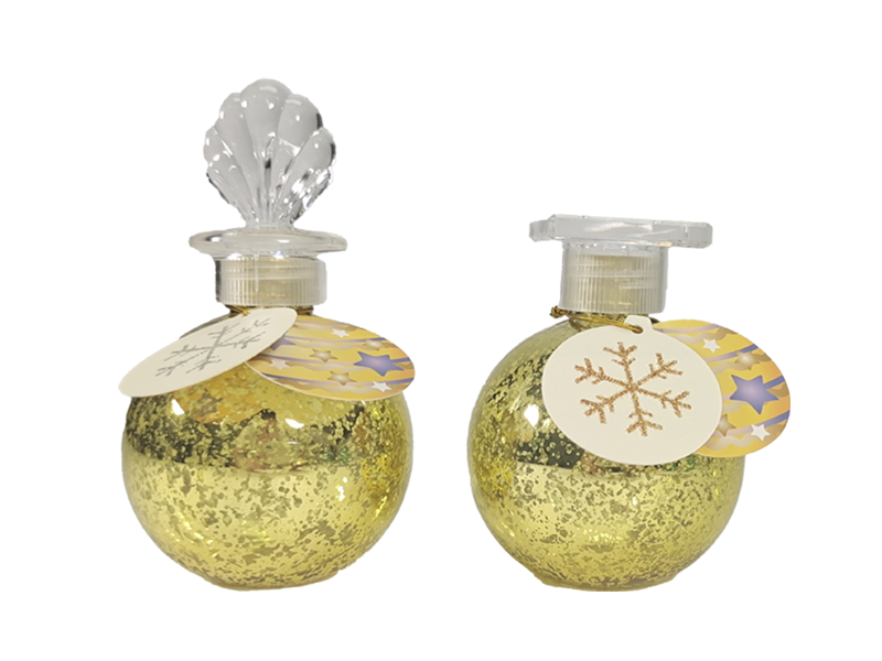 Handseifenkollektion in Form von Weihnachtskugeln. Festlich duftende Handwäsche – Lily Bath 4