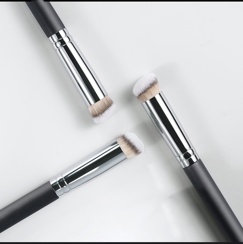 Suprabeauty Concealer-Pinsel, flauschiges Kunsthaar, abgewinkelter, flacher Kopf, Holzgriff 1