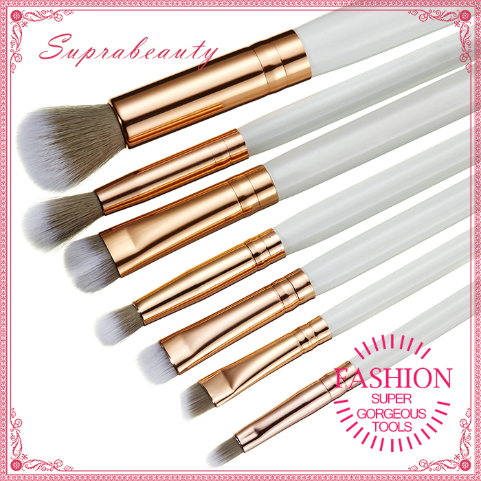 Pennello cosmetico per ombretto fumé. Splendido set di pennelli per trucco occhi marmorizzati con ghiera in oro rosa 2