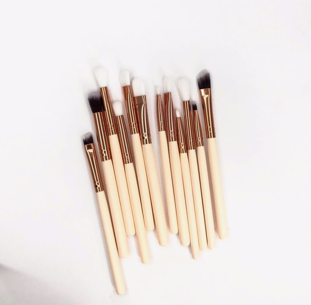 Pennello cosmetico per ombretto fumé. Splendido set di pennelli per trucco occhi marmorizzati con ghiera in oro rosa 3