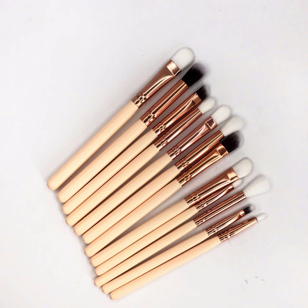 Pennello cosmetico per ombretto fumé. Splendido set di pennelli per trucco occhi marmorizzati con ghiera in oro rosa 4