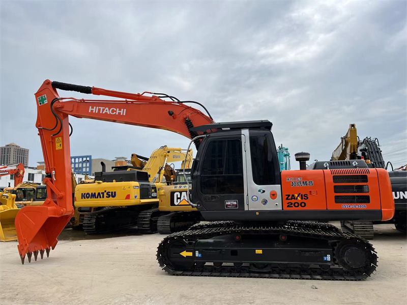 Used Hitachi ZX200 excavator weight 20Tons Japan made 1