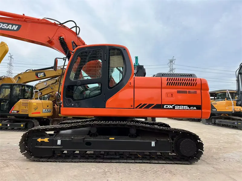 Used Mini Track Hoes for Sale T/T DX225LCfactory 3