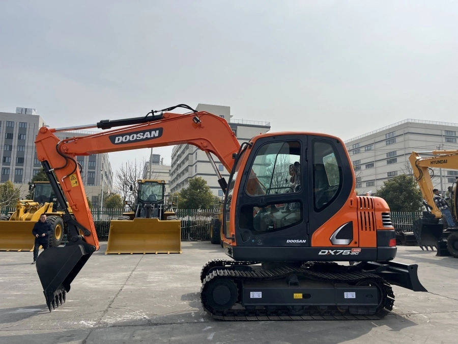 Korea Made Used Excavator Doosan DX75-9C Compact Size 1