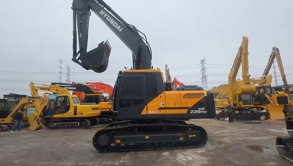 حفارة هيونداي HX220HD مستعملة، وزنها 22 طنًا، جاهزة للشحن. 1