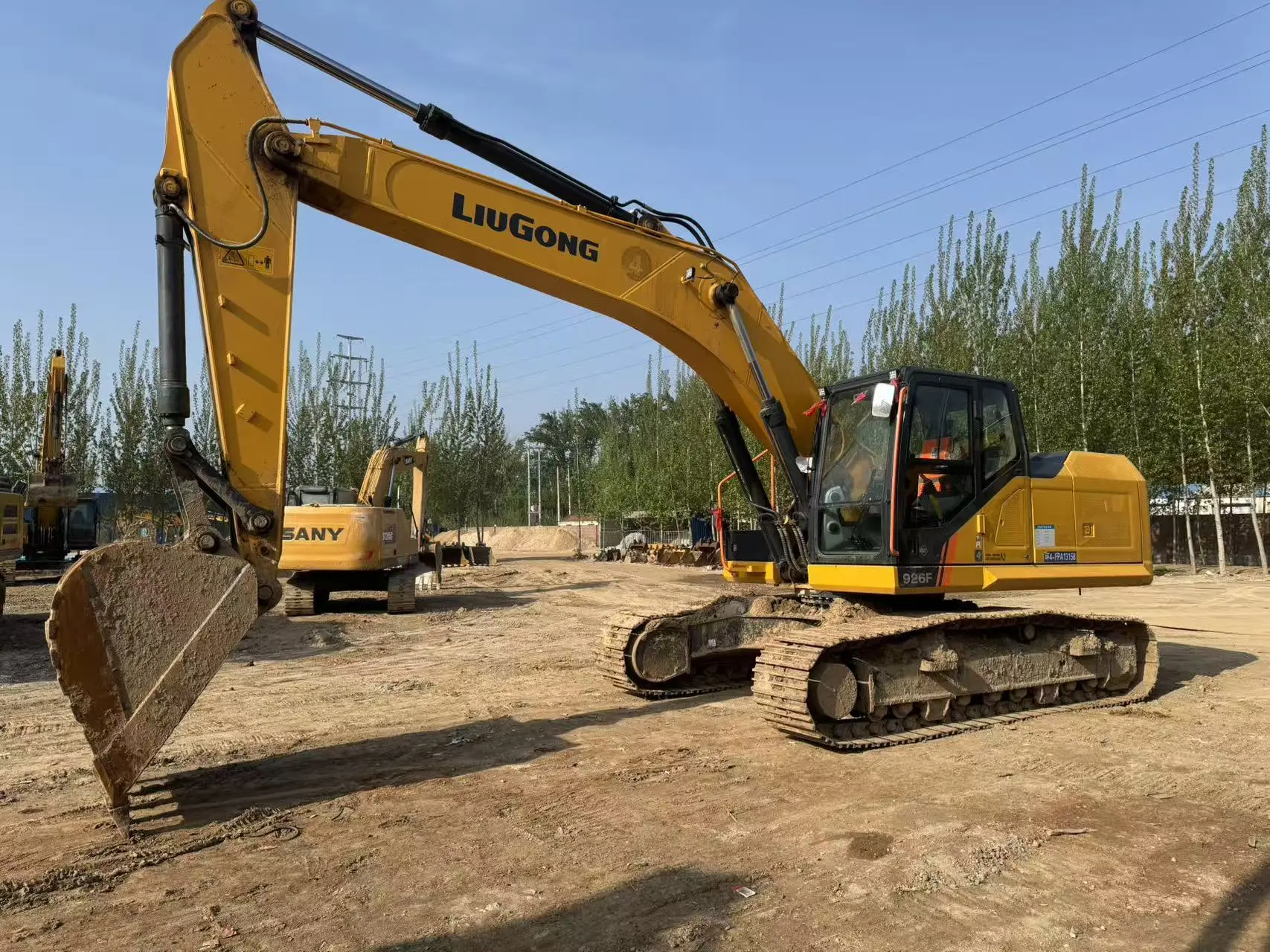 Liugong 926F, ağır torpaq işləri, tikinti və mədən layihələri üçün hazırlanmış güclü və etibarlı 26 tonluq hidravlik ekskavatordur. 1