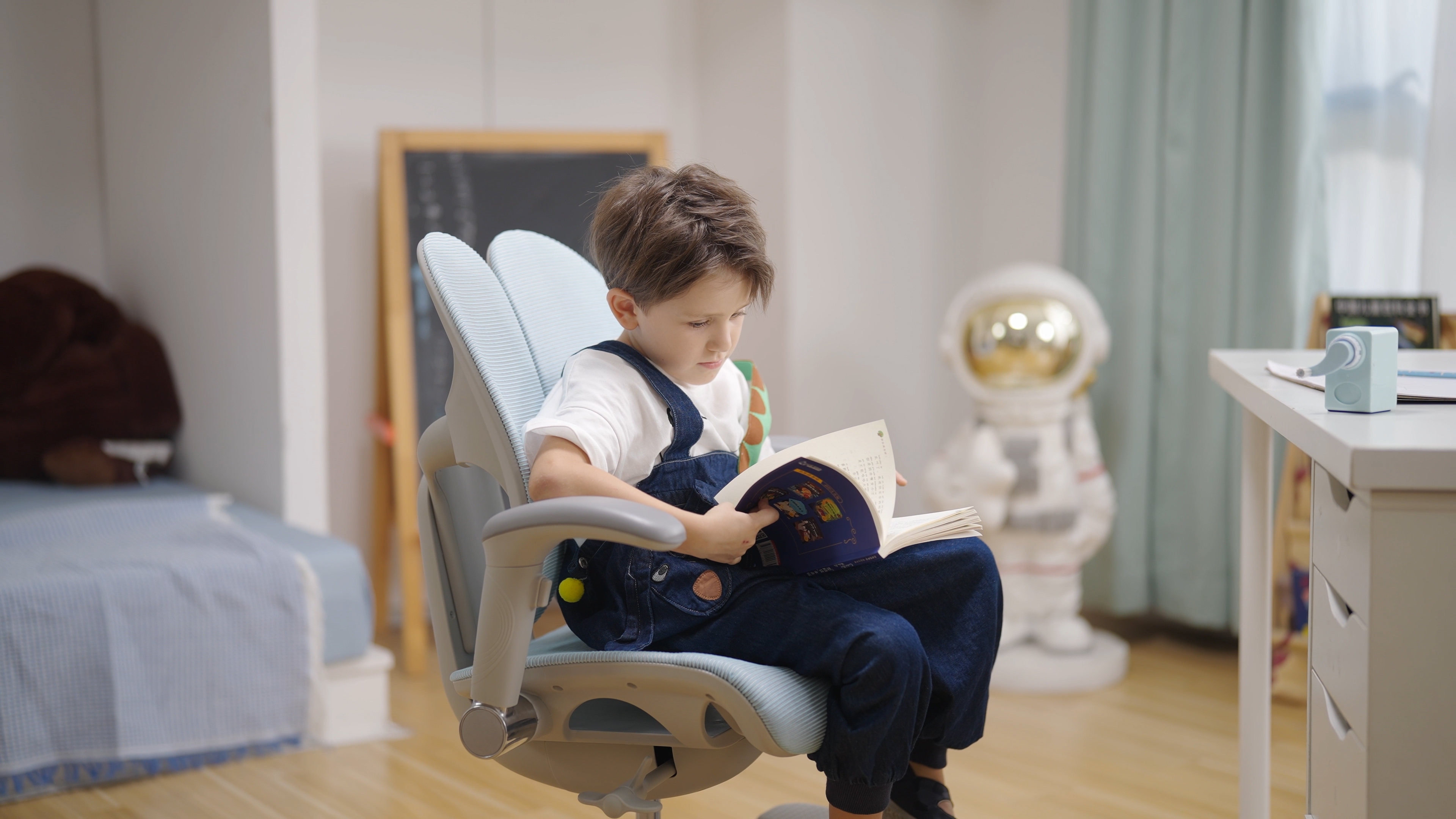 休暇の自由 - 子供のための最高の人間工学に基づいた椅子|フットレスト