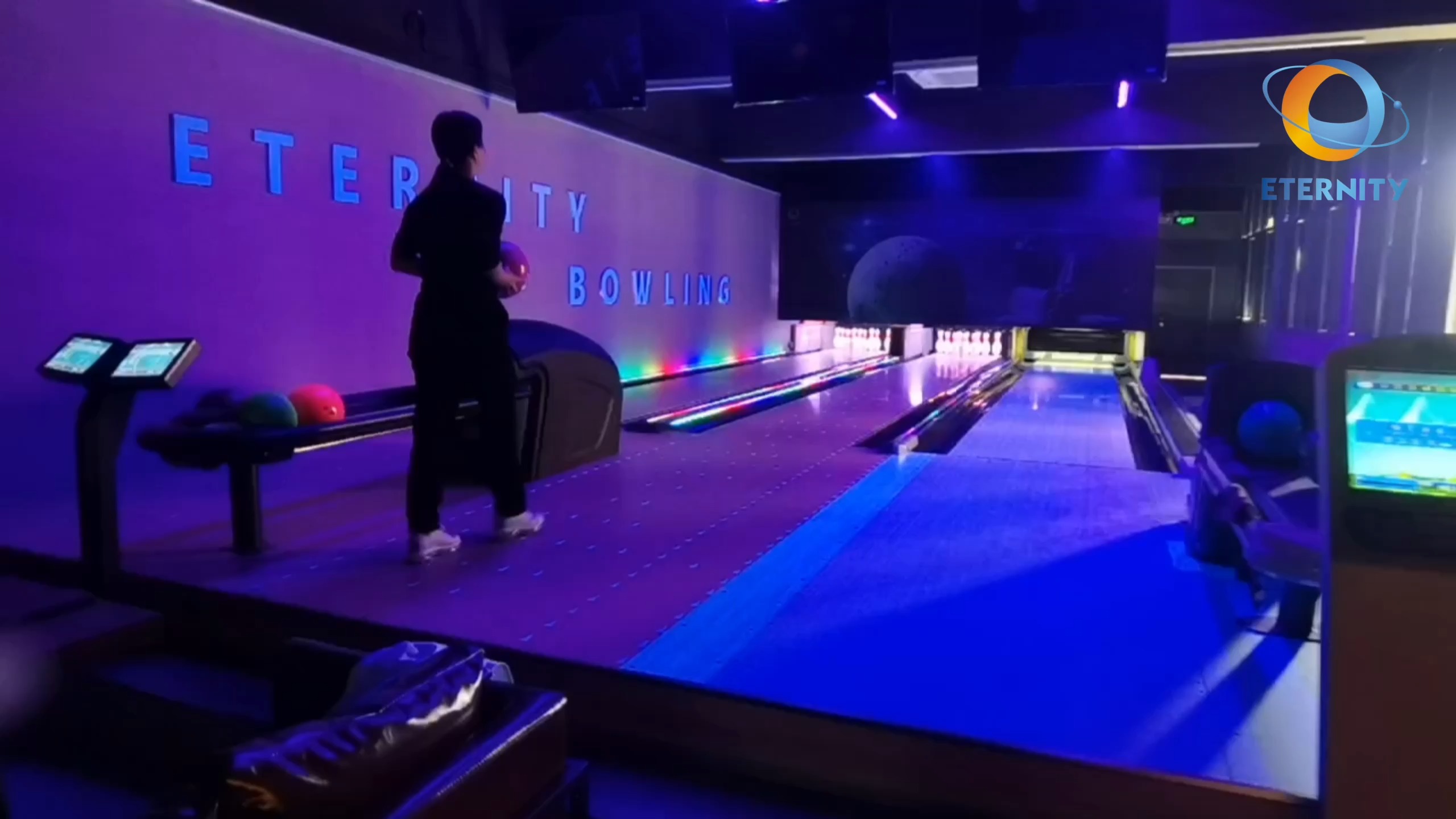 Glow Gassen-Science-Fiction Bowling Arena