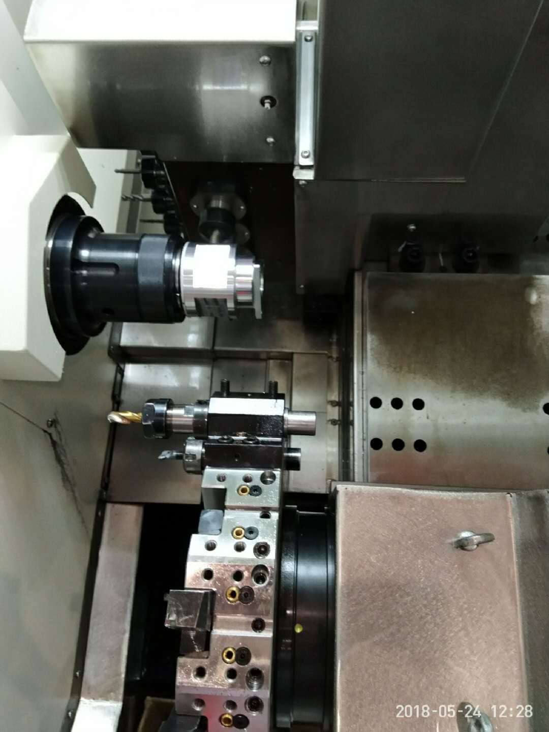 Torno multifuncional tipo gang de eixos múltiplos com base inclinada B8D