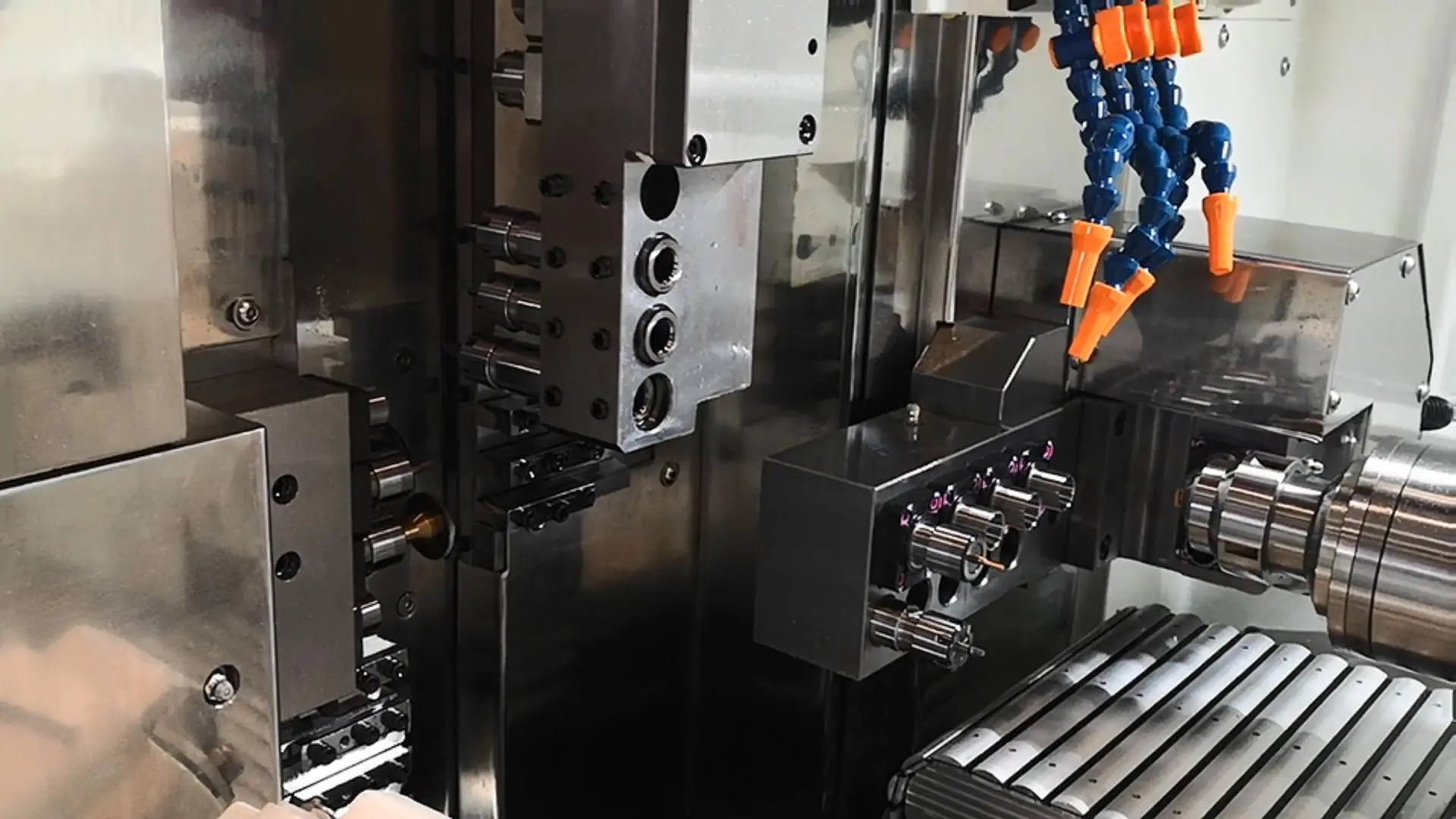 Máquina de torno CNC tipo suizo JSWAY D208 de 8 ejes 1