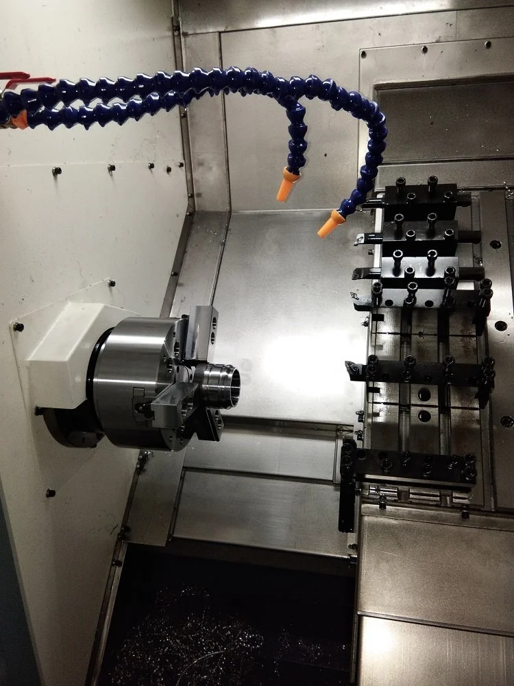 Diseño de máquina de torno de CNC pequeño preciso con contrapesado para el lugar de trabajo 8