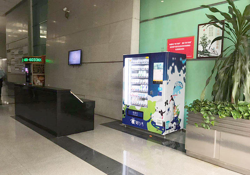 cupcake vending machine and cake vending machine with cooling system and elevator 4
