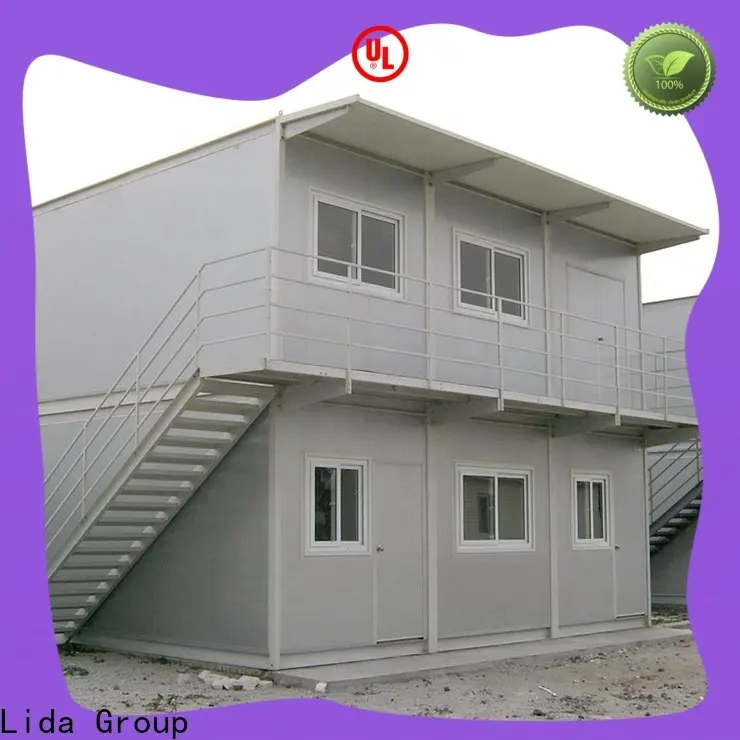 Vivienda superior en una casa contenedor enviada a un negocio utilizada como cocina y baño con ducha 1